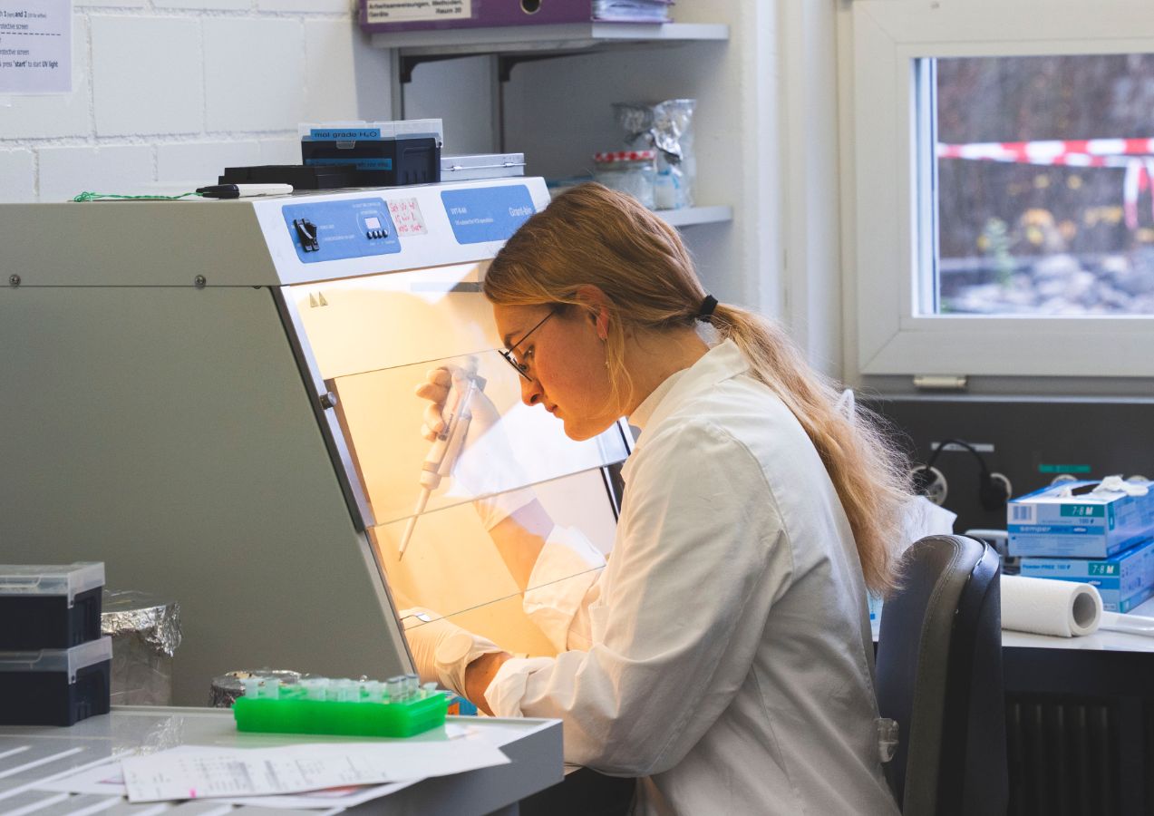 Preparing a qPCR reaction, performed by former master’s student Bettina Baumann.